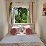 Ivy Apartment *