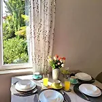 Ivy Apartment *