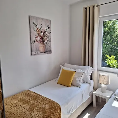 Ivy Apartment *