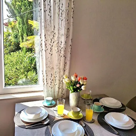 Ivy Apartment *